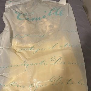 I’m selling a beautiful high quality Camille La Vie dress.